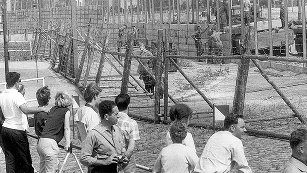 [13.08.1961] Bürger aus Westberlin schauen Ostberliner Grenzsoldaten bei der Errichtung von Granzanlagen am Potsdamer Platz zu | Bild: picture-alliance/dpa