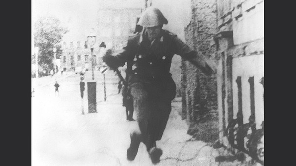 [15.06.1961] Der Volkspolizist Conrad Schumann flüchtet am 15.8.1961 mit einem Sprung über eine Stacheldrahtabsperrung in den Westteil Berlins | Bild: picture-alliance/dpa