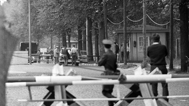 [02.06.1984] Grenzkontrolle am Berliner Grenzübergang Staaken. | Bild: picture-alliance/dpa
