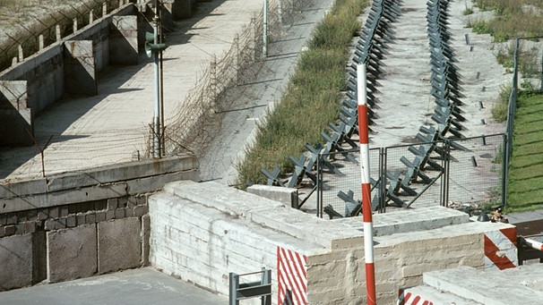 Der innerstädtische Grenzübergang Heinrich-Heine-Straße zwischen Ost- und Westberlin mit "Todesstreifen" am 15.06.1988. | Bild: picture-alliance/dpa