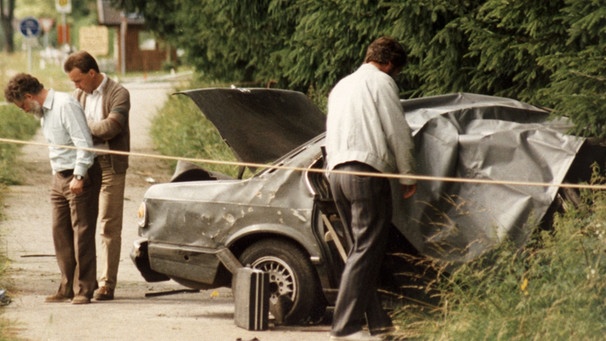 Zerstörtes Auto nach Attentat von Straßlach im Juli 1986 | Bild: picture-alliance/dpa