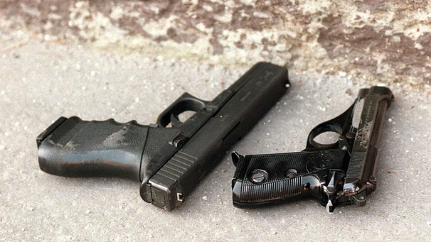 Die beiden Waffen des Schusswechsels des mutmaßlichen RAF-Terroristen Horst Ludwig Meyer mit der Polizei in Wien am 15.9.1999 | Bild: picture-alliance/dpa