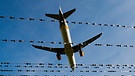 Flugzeug am Flughafen Hannover vor Stacheldraht | Bild: picture-alliance/dpa