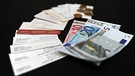 Symbolbild Adresshandel (Visitenkarten und Geldscheine) | Bild: picture-alliance/dpa