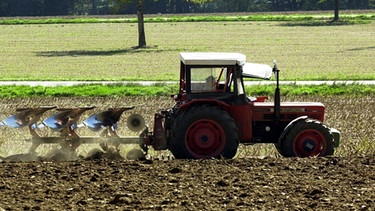 Traktor auf Feld bei Bad Säckingen | Bild: picture-alliance/dpa