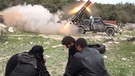 Symbolbild: Members of the anti-regimist Ahrar al-Sham brigade launch 'Grad missiles' during an operation against Syrian Regime forces deployed in the Latakia, from their base in Idlib, Syria on March 09, 2015.  | Bild: picture-alliance/dpa/Firas Taki / Anadolu Agency 