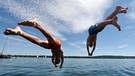  Zwei junge Männer springen am 10.07.2016 in Starnberg (Bayern) am Starnberger See ins Wasser. | Bild: dpa-Bildfunk/Tobias Hase