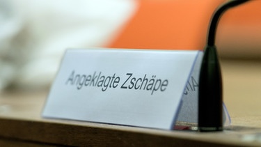 Das Schild mit der Aufschrift "Angeklagte Zschäpe" im Gerichtssaal in München auf der Anklagebank | Bild: picture-alliance/dpa