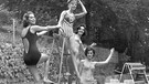 Vier Models präsentieren am 21.09.1963 die Bademode für die Badesaison 1964.  | Bild: picture-alliance/dpa