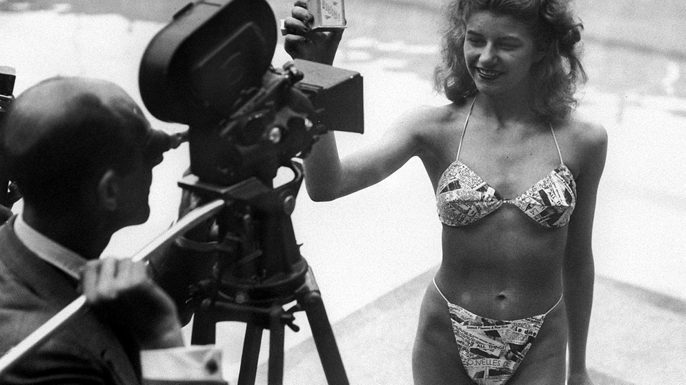 Micheline Bernardini, eine Nackttänzerin des Pariser Casinos, präsentiert am 5. Juli 1946 in einem Schwimmbad in Paris den ersten Bikini, den der französische Ingenieur Louis Reard entwickelt hatte. | Bild: picture-alliance/dpa