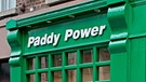 Passanten betreten unter den kritischen Blicken anderer ein "Paddy Power"-Wettbüro. | Bild: picture-alliance/dpa/Arved Gintenreiter