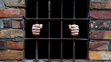 Hände eines Häftling umklammern die Gitterstäbe seiner Zelle. Symbol. nn, Nordrhein-Westfalen, Deutschland, | Bild: picture-alliance/dpa/Alexander Stein