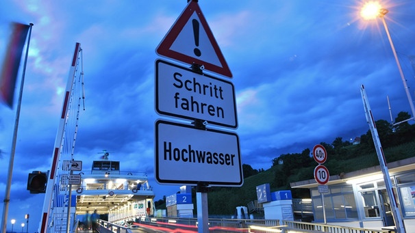  Schilder mit der Aufschrift "Schritt fahren -Hochwasser" weisen am 18.06.2016 am Fährhafen von Meersburg (Baden-Württemberg) auf das Hochwasser im Bodensee hin.  | Bild: dpa-Bildfunk/Felix Kästle