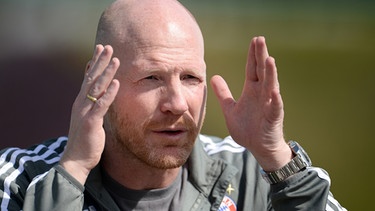 Munich's sporting director Matthias Sammer gestures while talking to journalists after a training session in Doha, Qatar, 08 January 2016. Bayern Munich stays in Qatar until 12 January 2016 to prepare for the second half of the German Bundesliga season. | Bild: picture-alliance/dpa/Andreas Gebert