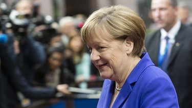 Bundeskanzlerin Angela Merkel auf dem Weg zur Plenarsitzung der EU | Bild: picture-alliance/dpa