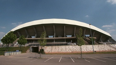 Bogenförmig erhebt sich die Seitentribüne des Stade de la Beaujoire - Louis Fonteneau in der am Atlantik gelegenen Hafenstadt Nantes. | Bild: picture-alliance/dpa
