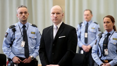 Anders Breivik wird von Polizisten vor Gericht geführt | Bild: picture-alliance/dpa