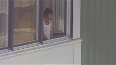 André Spitzer am Fenster der Wohnung in der Connollystraße (Filmausschnitt aus "Ein Tag im September" von Kevin McDonald | Bild: One day in September/picture alliance/ kpa 