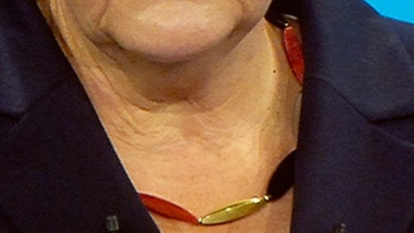 Angela Merkel 2013 mit ihrer "Schlandkette" | Bild: pa/dpa/Maurizio Gambarini