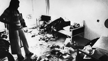 Ankie Spitzer am 9. September 1972 im Raum, in dem die Geiseln in der Conollystraße festgehalten wurden | Bild: picture-alliance/dpa