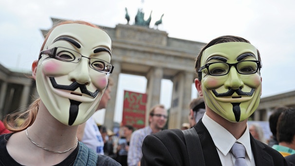 Anonymous-Mitglieder in Berlin | Bild: picture-alliance/dpa