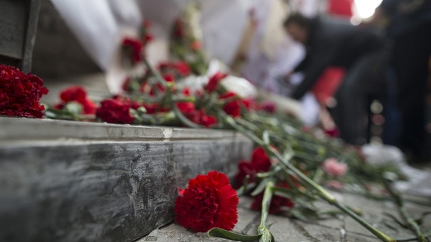 Blumen für die Opfer des Anschlags am Istanbuler Flughafen | Bild: pa/dpa/Tolga Bozoglu