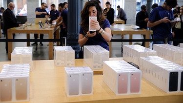 iPhones in einem Apple-Store | Bild: picture-alliance/dpa