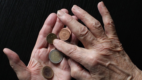 Hände eines alten Menschen halten Geld, aufgenommen am 04.02.2013 in Leipzig.  | Bild: picture-alliance/dpa/ Sebastian Willnow