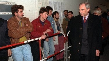 Münchens Oberbürgermeister Kronawitter besucht am 25. Februar 1992 die Zentrale Anlaufstelle für Asylbewerber in Südbayern in München. | Bild: picture-alliance/dpa