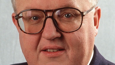 Die Aufnahme aus dem Jahr 1993 zeigt den früheren Parlamentarischen Wirtschafts-Staatssekretär Erich Riedl  | Bild: picture-alliance/dpa