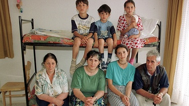 Familie Gerxhlija aus Vuciterrne im Kosovo in einer Flüchtlingsunterkunft in Gochsheim bei Schweinfurt (04.06.1999) | Bild: picture-alliance/dpa