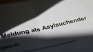 «Meldung als Asylsuchender» in der Zentralen Aufnahmeeinrichtung für Asylbewerber (ZAE)  | Bild: picture-alliance/dpa/Daniel Karmann