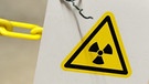 Ein an einer Kette befestigtes Schild im atomaren Zwischenlager in Gorleben warnt vor Strahlung. | Bild: picture-alliance/dpa