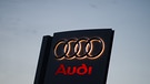 Audi-Logo in der Dämmerung | Bild: pa/dpa/Julian Stratenschulte