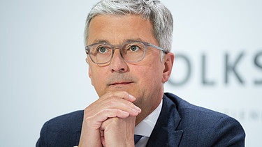 Rupert Stadler, Vorstandsvorsitzender der Audi AG, sitzt am 28.4.2016 bei der Bilanzpressekonferenz der Volkswagen AG im VW Werk in Wolfsburg  | Bild: picture-alliance/dpa