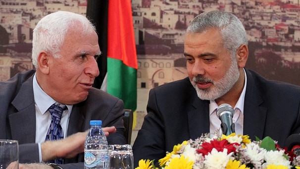23. April 2014: Fatah-Vertreter Azzam al-Ahmad und Hamas-Führer Ismail Haniyya | Bild: picture-alliance/dpa