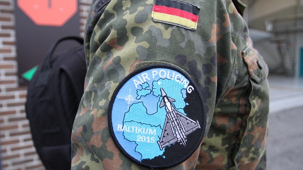 Ein Abzeichen mit der Aufschrift «Air Policing Baltikum 2015» ist in Ämari (Estland) auf dem Ärmel eines Bundeswehrsoldaten zu sehen  | Bild: picture-alliance/dpa