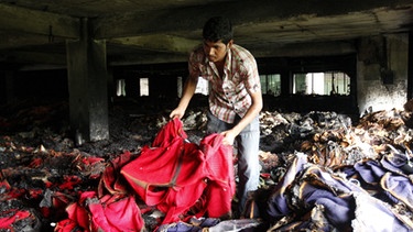 Bergungsarbeiten in Textilfabrik in Bangladesch | Bild: picture-alliance/dpa