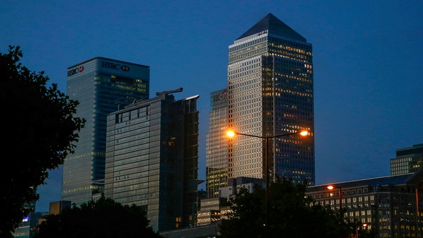 Office lights are on in banks as dawn breaks behind the financial district of Canary Wharf, in London, Britain June 24, 2016 | Bild: REUTERS/Neil Hall