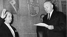 Landtagspräsident Ehard (re.) vereidigt den neuen bayerischen Ministerpräsidenten Seidel am 16.10.1957 | Bild: dpa / Süddeutsche Zeitung Photo