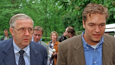 Der sogenannte "Hühnerbaron" Anton Pohlmann (l.) und sein mitangeklagter Sohn Stefan am im Juni 1996 auf dem Weg zum Oldenburger Landgericht (Archivbild) | Bild: picture-alliance/dpa