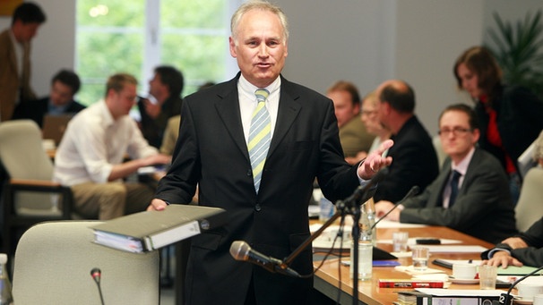 Finanzminister Erwin Huber (CSU) als Zeuge im BayernLB-Untersuchungsausschuss 2008 | Bild: picture-alliance/dpa