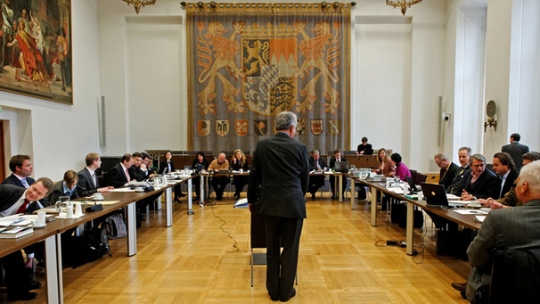 Finanzminister Kurt Faltlhauser (M, CSU) steht am Donnerstag (27.01.2011) im bayerischen Landtag in München im Senatssaal, in dem zur Zeit der BayernLB-Untersuchungsausschuss tagt | Bild: picture-alliance/dpa