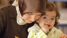 Muslimische Frau mit Kind | Bild: picture-alliance/dpa