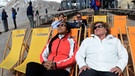 Touristen sonnen sich auf der Zugspitze | Bild: picture-alliance/dpa