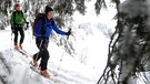 Zwei Skitourengeher am Spitzingsee | Bild: picture-alliance/dpa