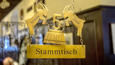 Stammtisch-Schild über einem Tisch in einem Wirtshaus in Regensburg | Bild: picture-alliance/dpa