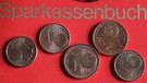 Cent-Münzen auf einem Sparbuch | Bild: picture-alliance/dpa