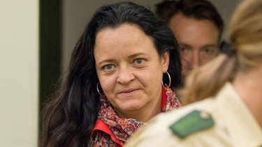 Beate Zschäpe, die Hauptangeklagte im NSU-Prozess, betritt den Gerichtssaal. | Bild: pa/dpa/Peter Kneffel