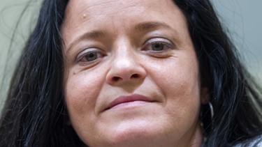 Die Angeklagte Beate Zschäpe sitzt im Gerichtssaal in München (Bayern) an ihrem Platz.  | Bild: picture-alliance/dpa